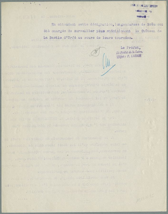 Lettre annonçant que la Bâtie allait servir de refuge pour des œuvres d'art. Le préfet indique que ls gendarmes ne peuvent pas assurer la protection du lieu, et que sur les conseil de Noël Thiollier, il convient de nommer un gardien.