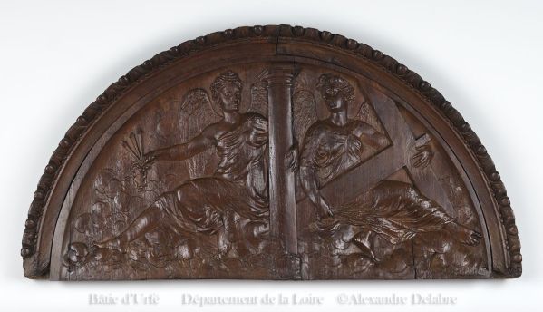 Tympan de la porte d'origine de la chapelle ; © ARCHIVES DEPARTEMENTALES DE LA LOIRE ; ©  ARCHIVES DEPARTEMENTALES DE LA L ; ©  Musée Château de la Bâtie d'Urfé