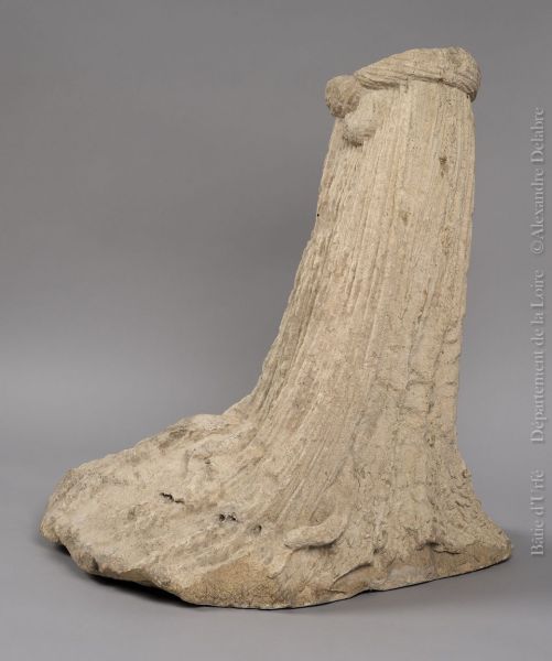 Fragment d'une statue de Cérès ; © ARCHIVES DEPARTEMENTALES DE LA LOIRE ; ©  ARCHIVES DEPARTEMENTALES DE LA L