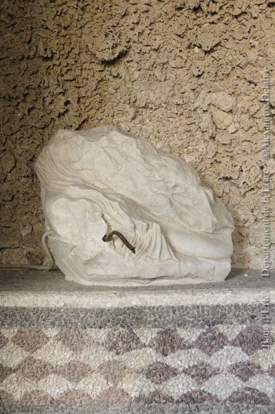 Fragment d'une statue de Naïade ; © Alexandre DELABRE ; ©  ARCHIVES DEPARTEMENTALES DE LA LOIRE ; ©  Musée Château de la Bâtie d'Urfé