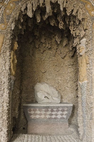 Fragment d'une statue de Naïade ; © Alexandre DELABRE ; ©  ARCHIVES DEPARTEMENTALES DE LA LOIRE ; ©  Musée Château de la Bâtie d'Urfé