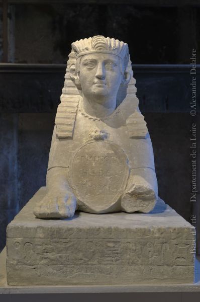 Le Sphynx original vu de face ; © ARCHIVES DEPARTEMENTALES DE LA LOIRE ; ©  Musée Château de la Bâtie d'Urfé