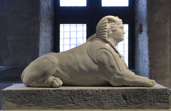 Le sphynx original vue de profil ; © ARCHIVES DEPARTEMENTALES DE LA LOIRE ; ©  Musée Château de la Bâtie d'Urfé