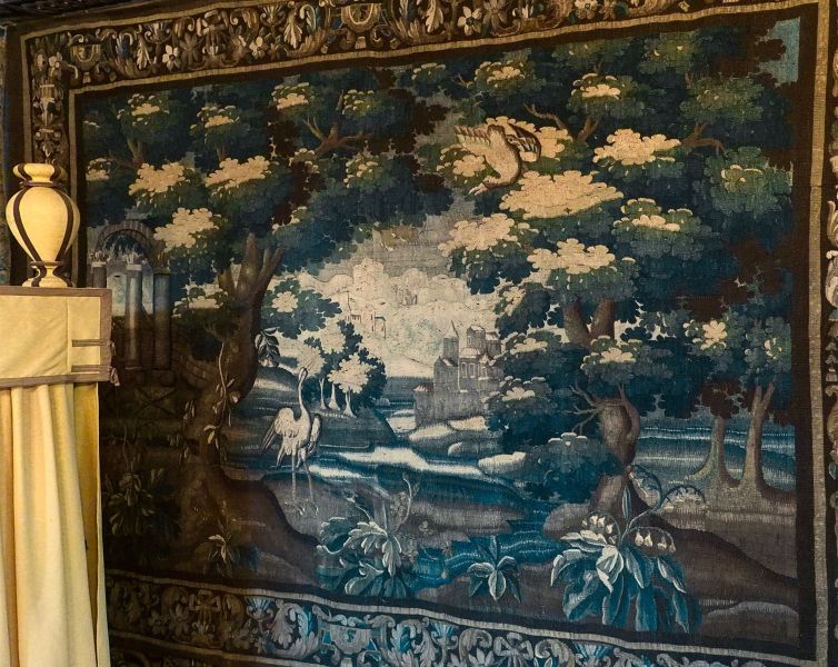 D.2008.0.025.4 tapisserie ; tapisserie de Felletin Verdure Paysage avec 1 oiseau et 1 élément d'architecture à l'arrière-plan (château) se détachant sur le ciel clair.