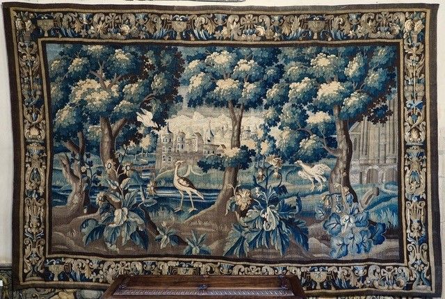 D.2008.0.025.6 tapisserie ; tapisserie de Felletin Paysage avec oiseaux et deux éléments d'architecture (un château et un bâtiment avec des colonnes)